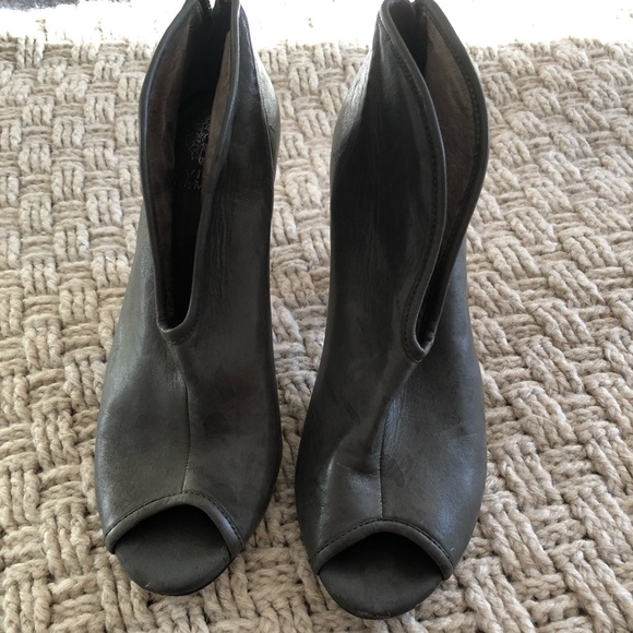 🆕 GRAY VINCE CAMUTO HEELED BOOTIES WITH OPEN TOE - Picture 2 of 7